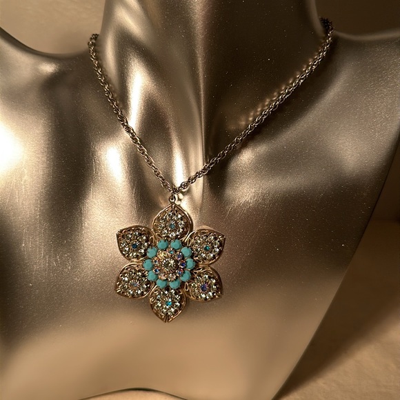 LizPaiacios Beautiful Crystals Flower Necklace. - Picture 1 of 8